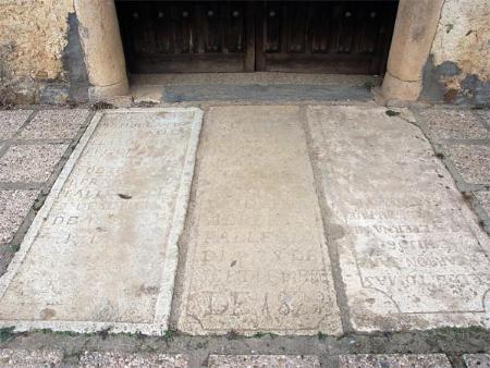 Lápidas funerarias  porche de entrada