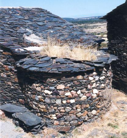 Casa típica de El Muyo con horno adosado