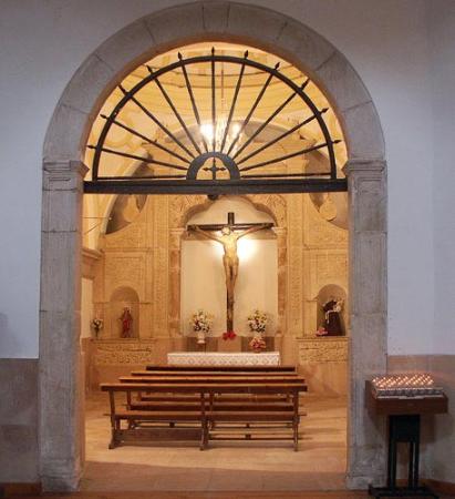 Imagen Entrada a la capilla del Dulce Nombre de Jesús / Maesoft.