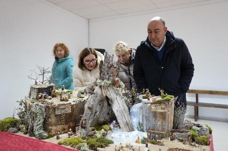 Imagen El presidente de la Diputación ha visitado algunos de los belenes ganadores del Concurso Provincial que destacan por su “trabajo,...